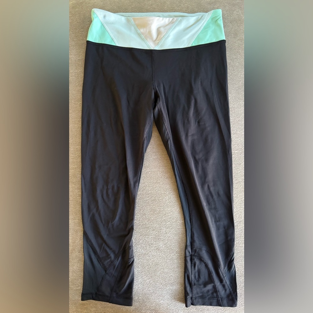 Women’s 6 lululemon Cropped Athletic Leggings